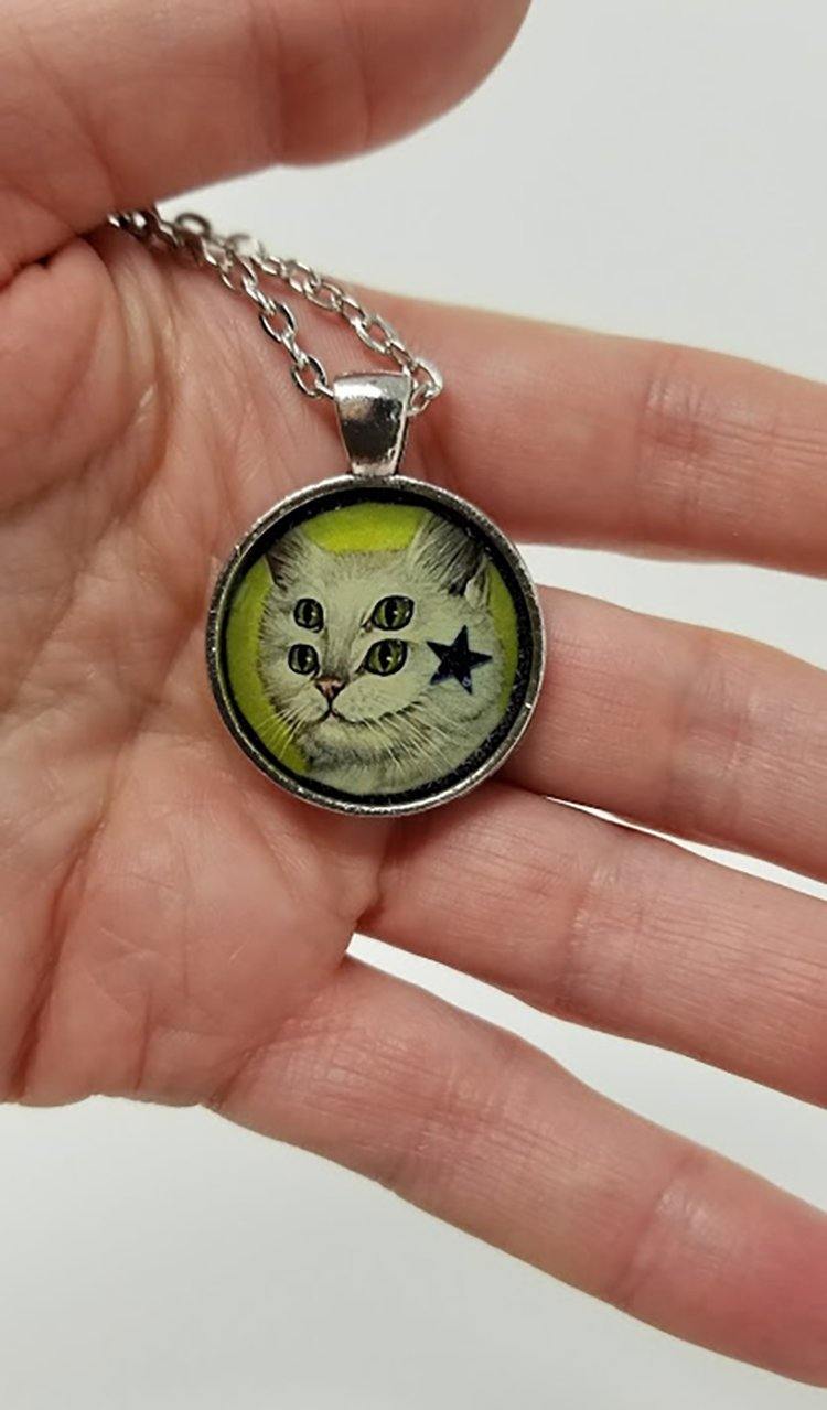 Cat pendant with chain - Curio Memento