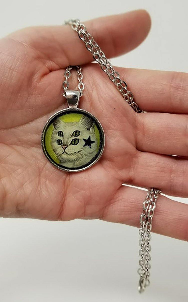 Cat pendant with chain - Curio Memento